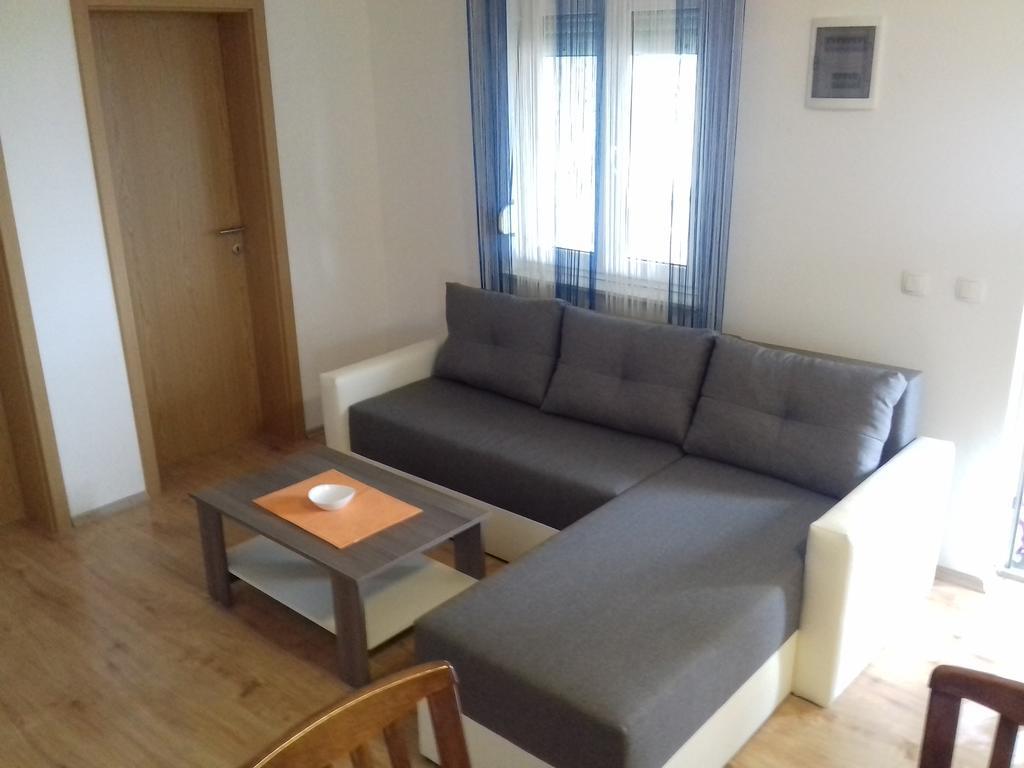 Tomek Apartment Vir Eksteriør billede