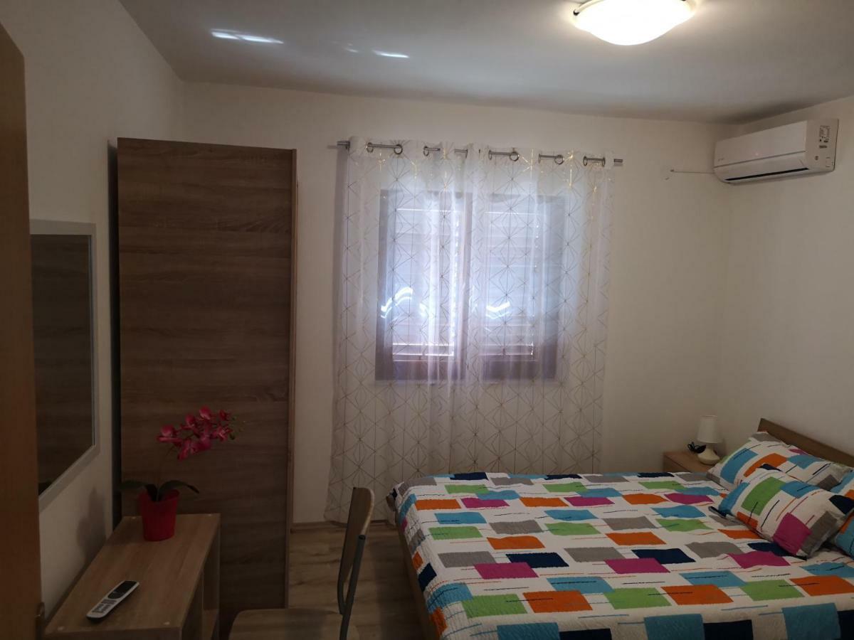 Tomek Apartment Vir Eksteriør billede