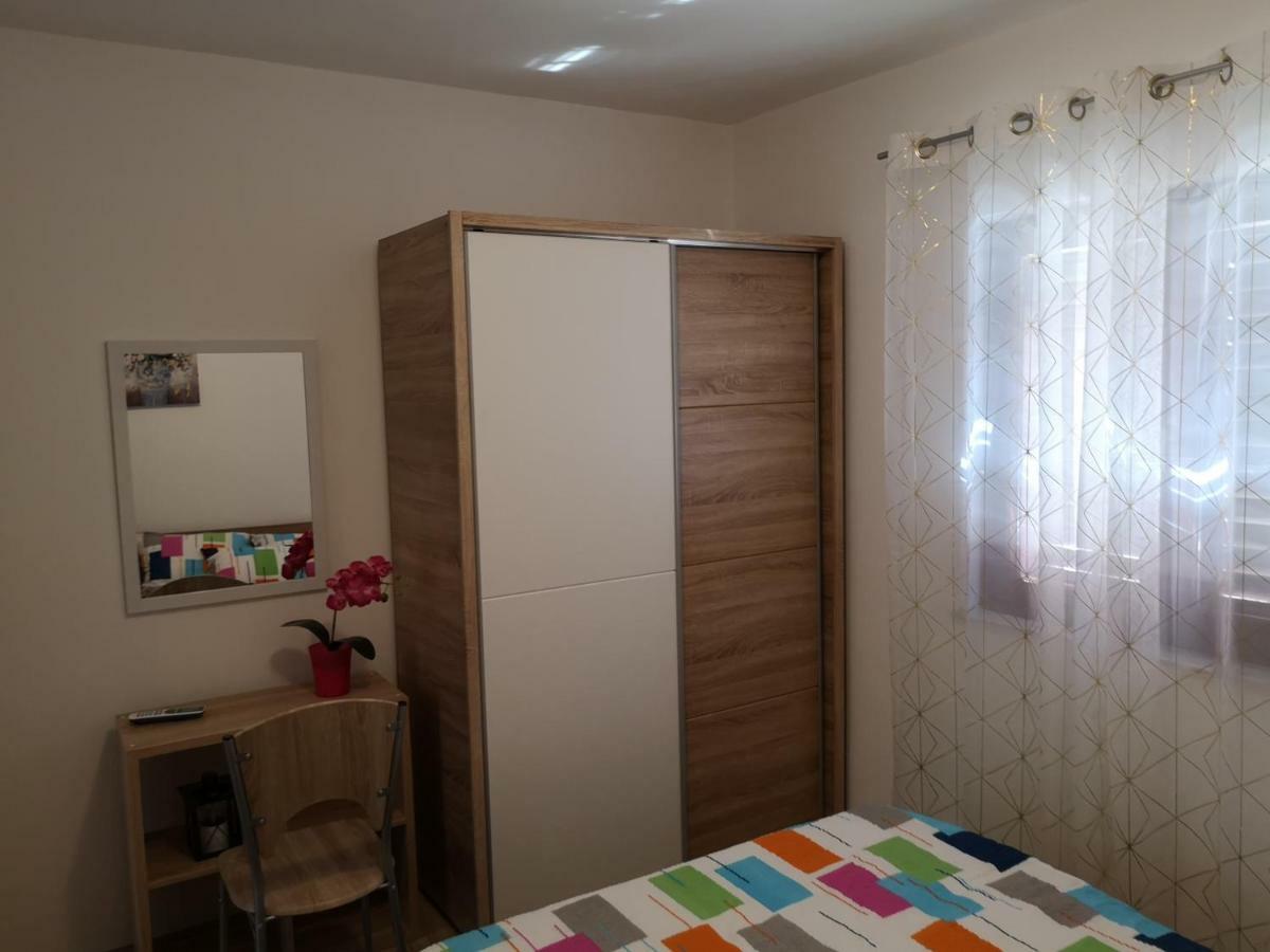 Tomek Apartment Vir Eksteriør billede