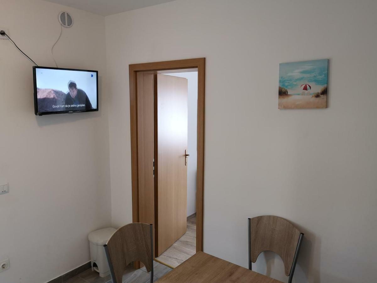 Tomek Apartment Vir Eksteriør billede