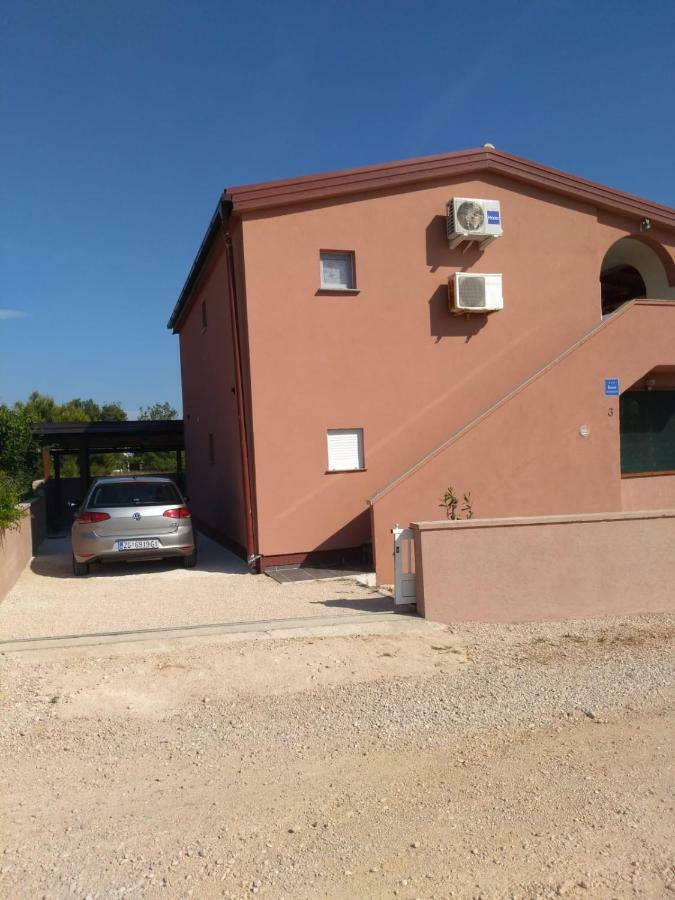 Tomek Apartment Vir Eksteriør billede